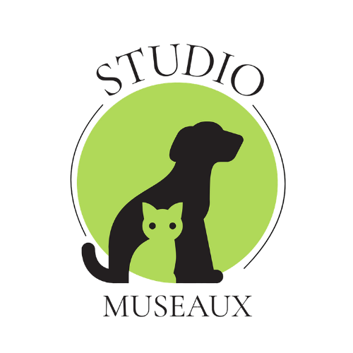Logo du studio Museaux, un studio de photographie animalière. Cercle vert avec illustration de chien et de chat en silhouette
