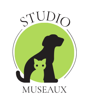 Logo du studio Museaux, un studio de photographie animalière. Cercle vert avec illustration de chien et de chat en silhouette