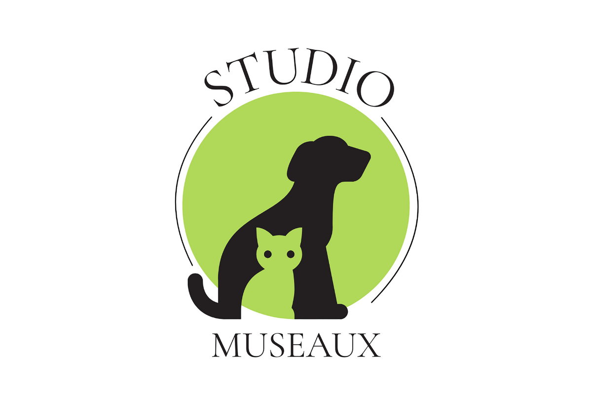 Logo du studio Museaux, un studio de photographie animalière. Cercle vert avec illustration de chien et de chat en silhouette